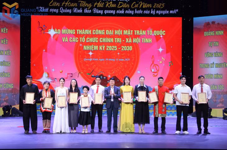 Ban Tổ chức trao giải A cho các tiết mục.