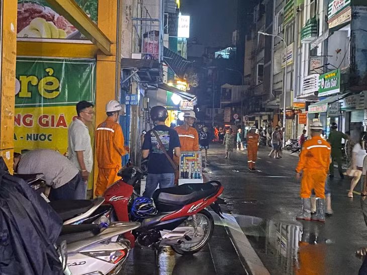 Hiện trường trên đường Đề Thám, TPHCM nơi nam thanh niên bị gục ngã bất ngờ nghi do điện giật. Ảnh: Đông Hoàng