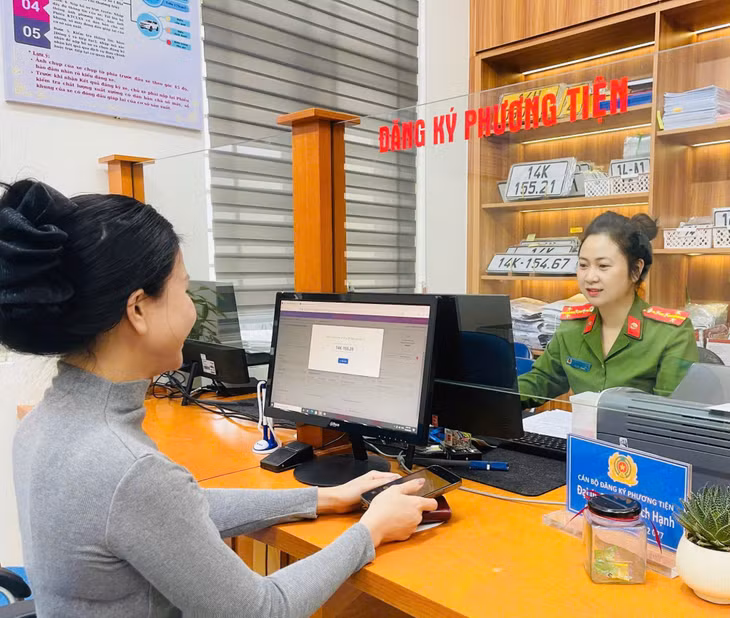 Công an phường Móng Cái 3 thực hiện đăng ký phương tiện cho người dân.