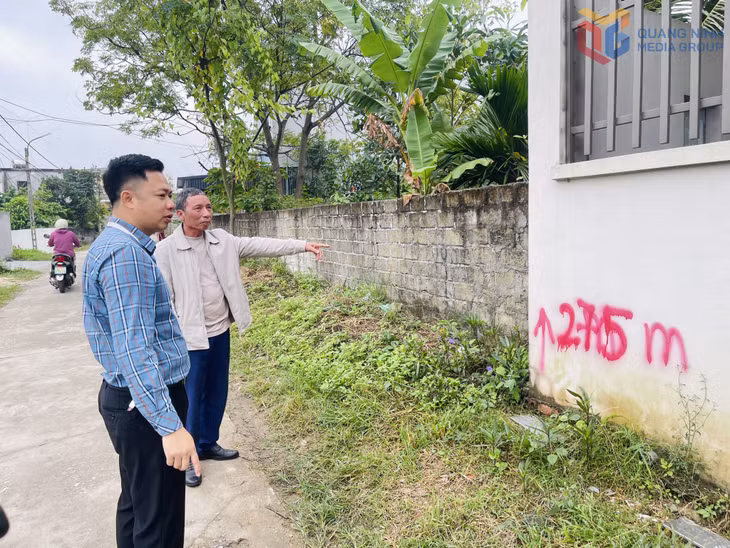 Ông Lê Văn Luận (bên phải), Bí thư Chi bộ, Trưởng khu phố Thanh Sơn 9, phường Uông Bí giới thiệu ranh giới phần diện tích bị ảnh hưởng của người dân.