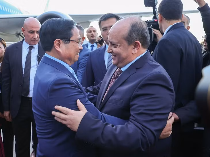 Với sự trọng thị đặc biệt, Thủ tướng Cộng hòa Algeria Dân chủ Nhân dân Sifi Ghrieb đón Thủ tướng Chính phủ Phạm Minh Chính cùng Phu nhân tại chân cầu thang máy bay. (Ảnh: VGP/Nhật Bắc)