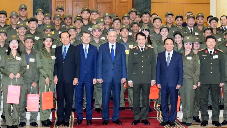 Tổng Bí thư Tô Lâm với các đại biểu tham dự buổi gặp mặt. (Ảnh: ĐĂNG KHOA)