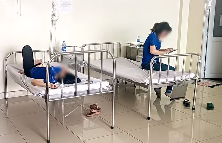 Nhiều công nhân nghi bị ngộ độc sau khi ăn trưa tại công ty ở phường Đông Hưng Thuận - Ảnh: NVCC