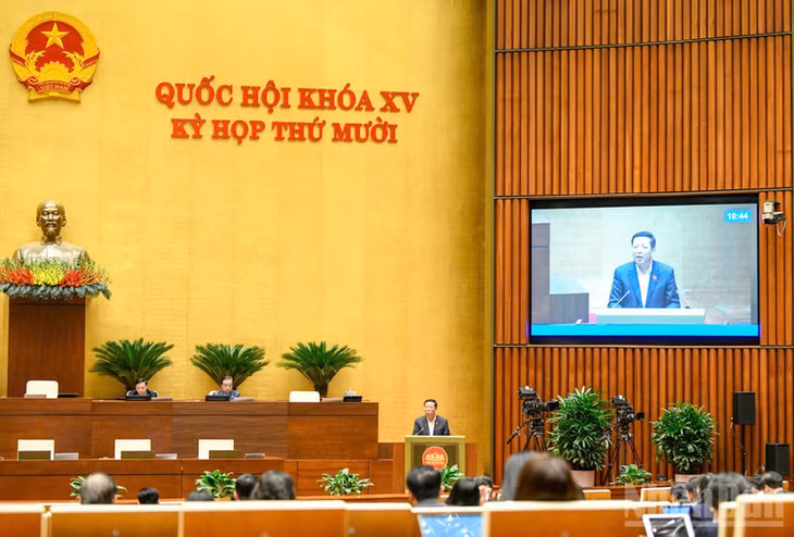 Bộ trưởng Xây dựng Trần Hồng Minh phát biểu giải trình, làm rõ một số vấn đề đại biểu Quốc hội nêu trong phiên thảo luận chiều 28/11. (Ảnh: DUY LINH)