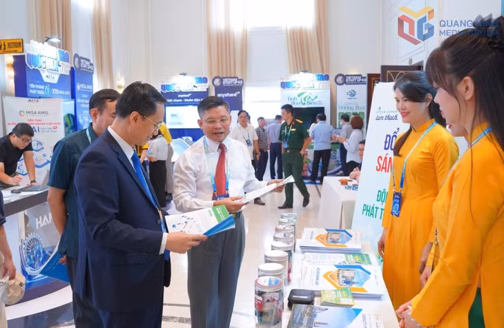 Lãnh đạo Sở KH&amp;CN tham quan gian hàng triển lãm của doanh nghiệp tỉnh tại Diễn đàn Khởi nghiệp sáng tạo quốc gia lần thứ 7 tổ chức tại Quảng Ninh (tháng 9/2025). Ảnh: Nguyên Ngọc