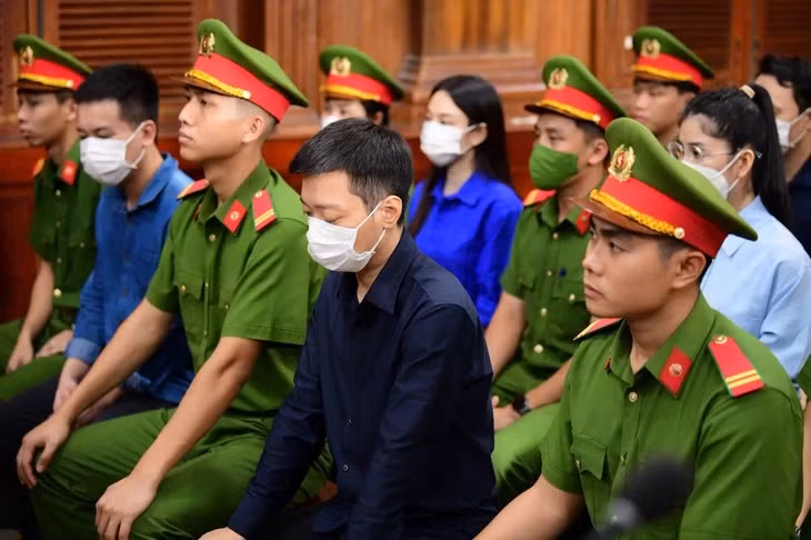 Các bị cáo tại phiên tòa - Ảnh: QUANG ĐỊNH