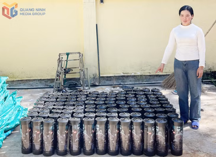 Đối tượng Trần Thị Sín cùng tang vật bị Đồn BPCK Hoành Mô bắt giữ.