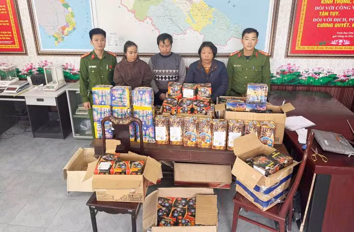 Đối tượng Nguyễn Thị Lệ và Lê Thị Hoài Phương cùng tang vật pháo nổ. Ảnh: Công an Hà Tĩnh.
