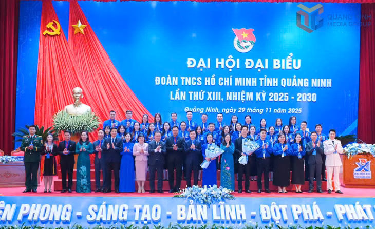 Các đồng chí lãnh đạo Trung ương, lãnh đạo tỉnh tặng hoa chúc mừng Ban Chấp hành Đoàn TNCS Hồ Chí Minh tỉnh Quảng Ninh khóa XIII.