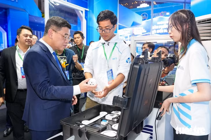 Phó chủ tịch UBND TP.HCM Nguyễn Văn Dũng tham quan hệ sinh thái sản phẩm thông minh của Trường đại học Bách khoa (ĐHQG TP.HCM) - Ảnh: HỮU HẠNH