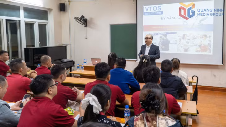 PGS.TS. Vũ Văn Viện trên bục giảng.