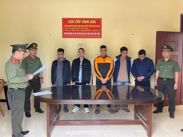 Nhóm đối tượng bị bắt giữ. Ảnh: Công an Tuyên Quang