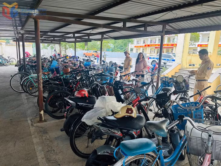 Ngày 4/11, Đội CSGT Đường bộ số 2, Phòng CSGT (Công an tỉnh) phối hợp với các công an cấp xã kiểm tra kiểm tra 36 điểm trông giữ xe cho học sinh thuộc các trường học trên địa bàn đơn vị quản lý.