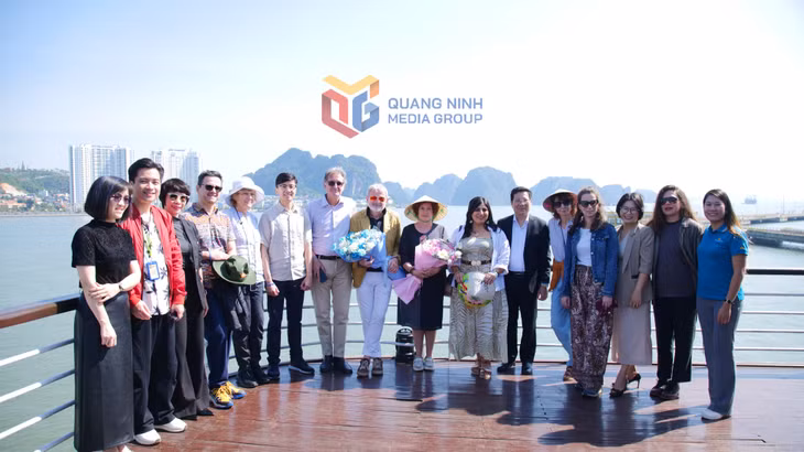 Các nhà báo, phóng viên và KOL nổi tiếng khám phá thiên nhiên Vịnh Hạ Long trên du thuyền Ambassador