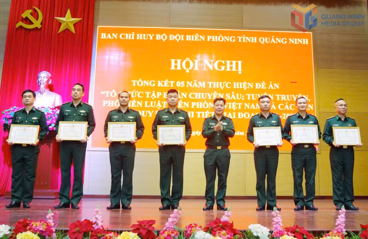 Thượng tá Lê Quang Chiểu, Phó Chính ủy BĐBP tỉnh tặng giấy khen cho các cá nhân có thành tích xuất sắc trong thực hiện Đề án.
