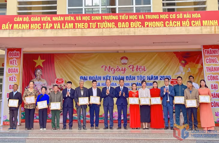 UBND xã Hải Hòa tổ chức khen thưởng các gia đình đạt danh hiệu gia đình văn hóa tiêu biểu xuất sắc năm 2025.