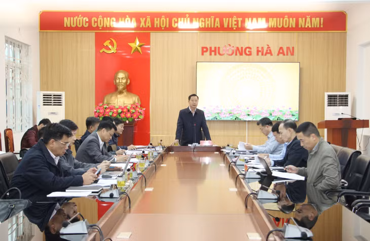 Đồng chí Lê Văn Ánh, Phó Chủ tịch UBND tỉnh, làm việc với phường Hà An về tiến độ giải phóng mặt bằng Dự án Khu đô thị phức hợp Hạ Long Xanh.