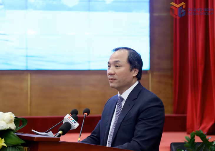 Đồng chí Hoàng Trung Dũng, Ủy viên Trung ương Đảng, Tổng Biên tập Tạp chí cộng sản, phát biểu bế mạc hội thảo.