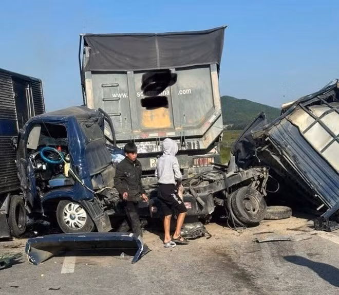 Hiện trường vụ tai nạn liên hoàn trên cao tốc Diễn Châu - Mai Sơn. Ảnh: Ngọc Anh