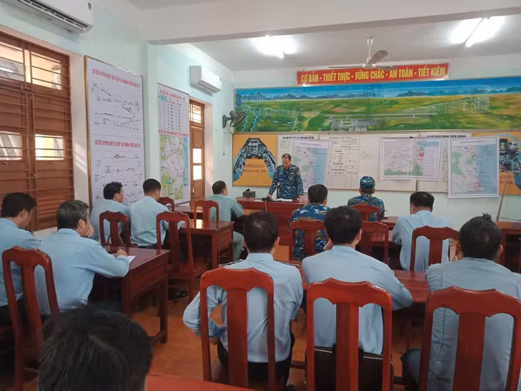 Trung đoàn 930, Sư đoàn 372 triển khai công tác chuẩn bị và tiến hành giao nhiệm vụ cho các thành phần, lực lượng sử dụng trực thăng bay cứu trợ đồng bào lũ lụt tại tỉnh Đắk Lắk