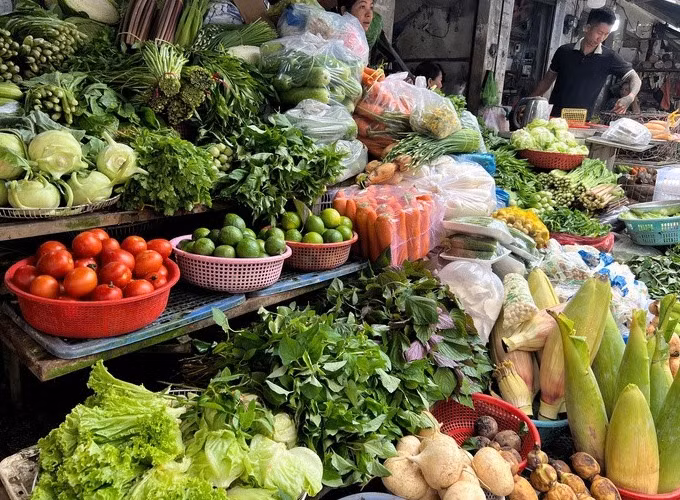 Giá rau xanh Hà Nội gần đây tăng mạnh do bão lũ.