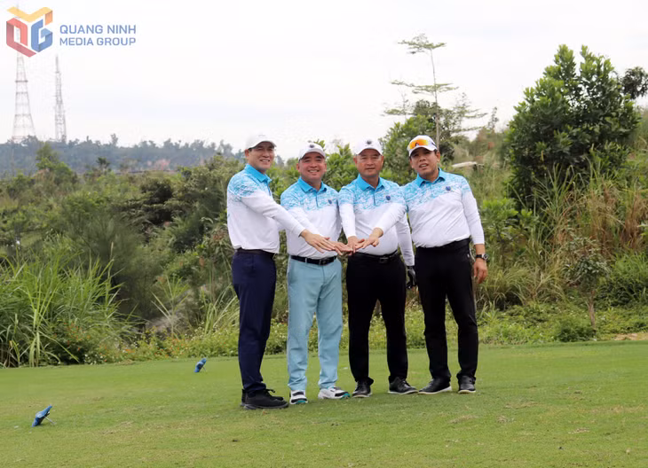 Các golf thủ chụm tay, quyết tâm thi đấu tốt.