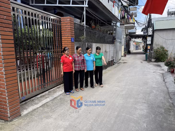 Tuyến đường qua tổ 4, khu phố Hà Lầm 5 (phường Hà Lầm) được mở rộng, bê tông hóa tạo điều kiện cho người dân đi lại thuận lợi.