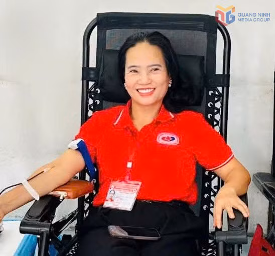 Chị Nguyễn Thị Hà, Chi hội trưởng Chi hội phụ nữ khu phố 2 (phường Đông Triều) tham gia hiến máu tình nguyện. (Ảnh nhân vật cung cấp)