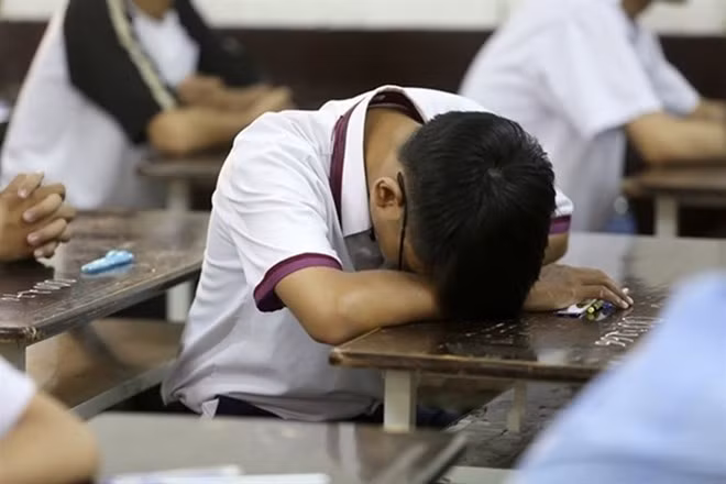 Cha mẹ cưỡng ép con học tập quá sức bị phạt tới 10 triệu đồng. Ảnh: Tường Vân