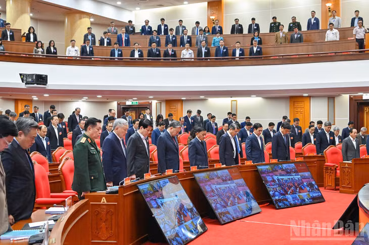 Hội nghị dành phút mặc niệm đồng bào bị thiệt mạng bởi thiên tai. (Ảnh: THỦY NGUYÊN)