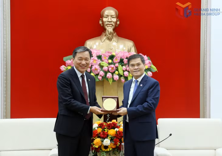 Chủ tịch UBND tỉnh Bùi Văn Khắng tặng quà lưu niệm cho ông Ko Tae Yeon, Chủ tịch KOCHAM kiêm Tổng Giám đốc Công ty TNHH Heesung Electronics Việt Nam.