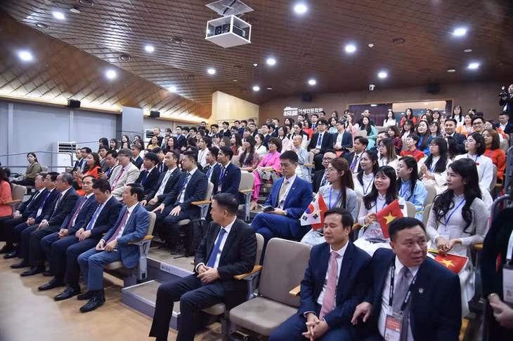 Chủ tịch nước Lương Cường cùng Đoàn đại biểu cấp cao Việt Nam đã gặp gỡ cán bộ, nhân viên các cơ quan đại diện Việt Nam tại Hàn Quốc và cộng đồng người Việt Nam tại đông nam Hàn Quốc.