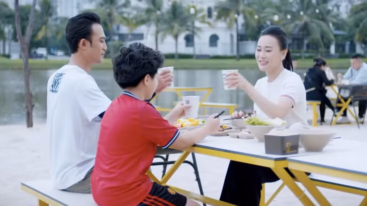Cảnh 3 người vui vẻ bên nhau cho thấy một cái kết mở, hợp lý. Ảnh: VFC