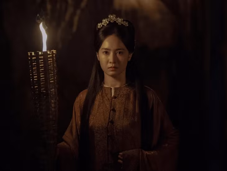 Trở lại màn ảnh sau một thời gian dài, Thiên Tú chứng minh cô không còn là bé Ngô trong Áo lụa Hà Đông hay vai nữ nội tâm trong Huyền thoại bất tử như trước. Lần trở lại này, cô mang đến một năng lượng hoàn toàn mới: sắc sảo hơn, tự tin hơn, đồng thời toát lên sức mạnh nổi loạn đầy cuốn hút của phụ nữ Việt - Ảnh: ĐPCC