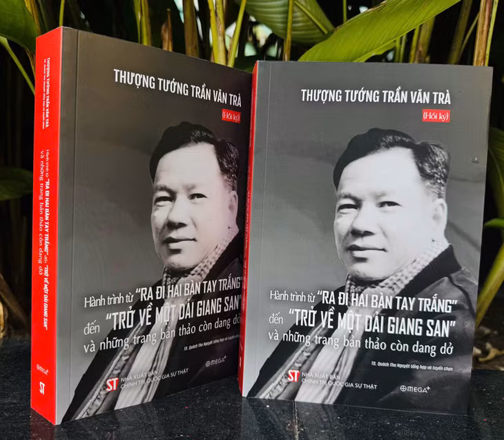 Cuốn sách “Hành trình từ Ra đi hai bàn tay trắng đến Trở về một dải giang san và những trang bản thảo còn dang dở”.