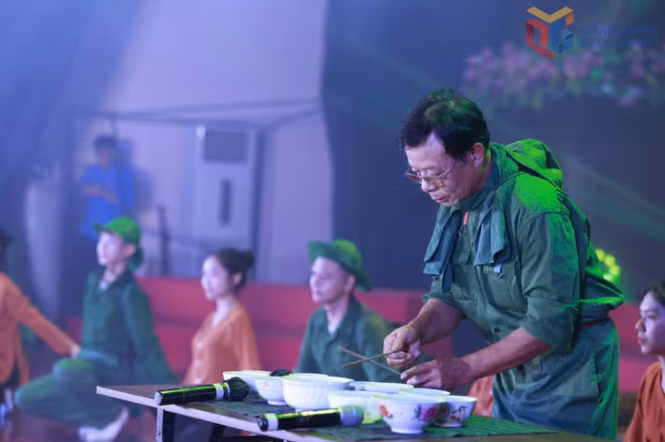 Tiết mục đàn bát “Nổi lửa lên em” của thương binh hạng 4/4 Phùng Anh Hùng (đoàn Quảng Ninh) trình diễn tại Hội thi Tiếng hát người khuyết tật toàn quốc năm 2025. Ảnh: Dương Trường