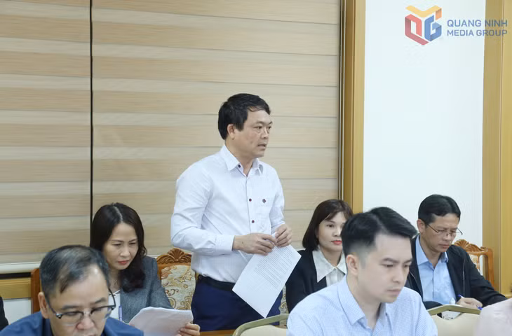 Hiệu trưởng Trường Tiểu học Lý Thường Kiệt Phạm Ngọc Quang phát biểu tại cuộc họp.