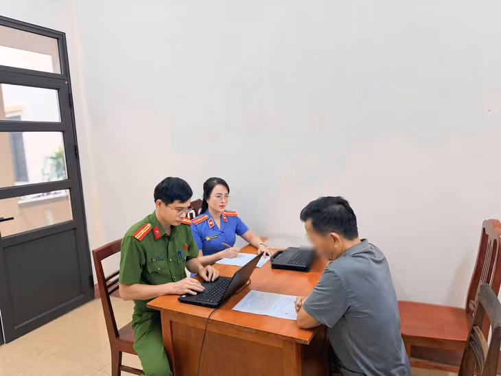 Các đối tượng liên quan tại cơ quan điều tra. Ảnh: Công an tỉnh Lào Cai