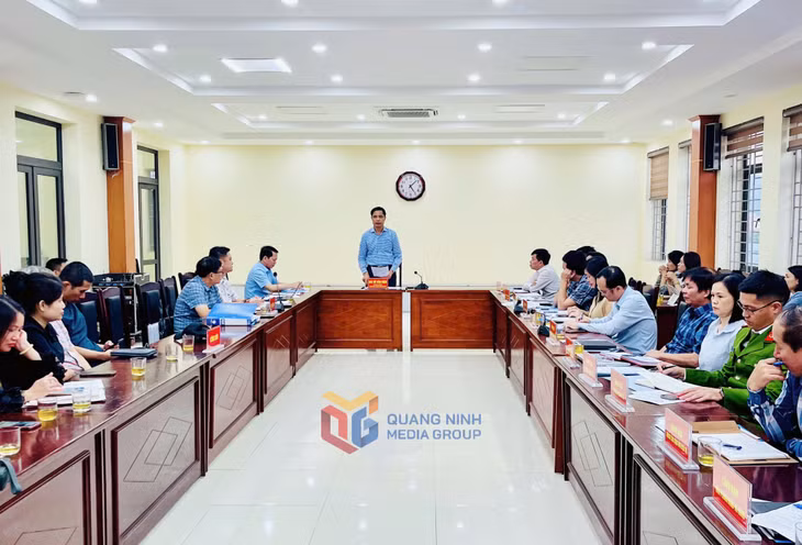 Đồng chí Vũ Văn Diện, Phó Chủ tịch Thường trực UBND tỉnh chỉ đạo tại cuộc họp.