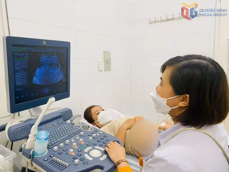 Bác sĩ Bệnh viện Đa khoa khu vực Tiên Yên siêu âm cho phụ nữ mang thai.