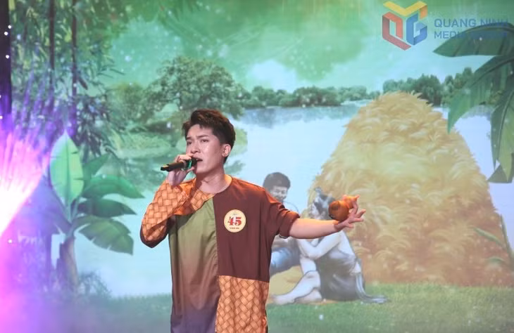 Thí sinh Tạ Kháng Thiên (SBD 45) thể hiện ca khúc “Chí Phèo” sáng tác của Bùi Công Nam.