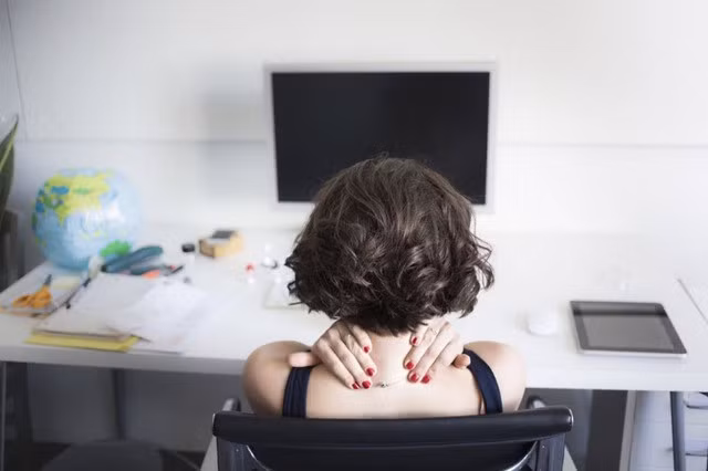 Lối sống văn phòng, ít ra nắng và làm việc qua màn hình khiến nhiều người trẻ đối mặt với tình trạng thiếu vitamin D mạn tính.