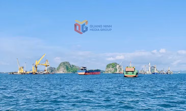Hoạt động chuyển tải, bốc xếp hàng hóa tại khu vực cảng Con Ong - Hòn Nét. Ảnh: Mạnh Trường