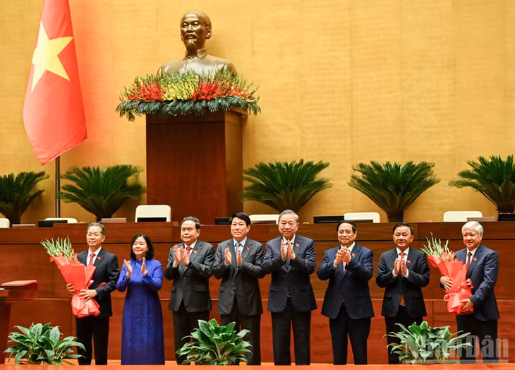 Các đồng chí lãnh đạo Đảng, Nhà nước tặng hoa chúc mừng Phó Chủ tịch Quốc hội Đỗ Văn Chiến và Chánh án Tòa án nhân dân tối cao Nguyễn Văn Quảng. (Ảnh: DUY LINH)