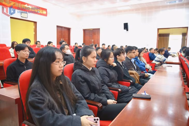 Các thí sinh tham dự khai mạc Kỳ thi tuyển dụng công chức tỉnh năm 2025.
