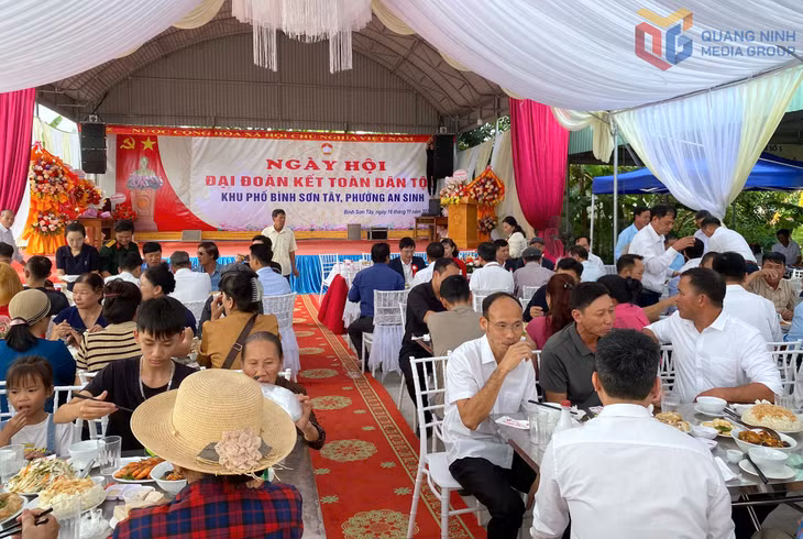 Không khí tràn ngập tiếng cười, những lời chúc sức khoẻ trong bữa cơm đại đoàn kết đã thắt chặt hơn tình làng nghĩa xóm của nhân dân trong Ngày hội Đại đoàn kết toàn dân.