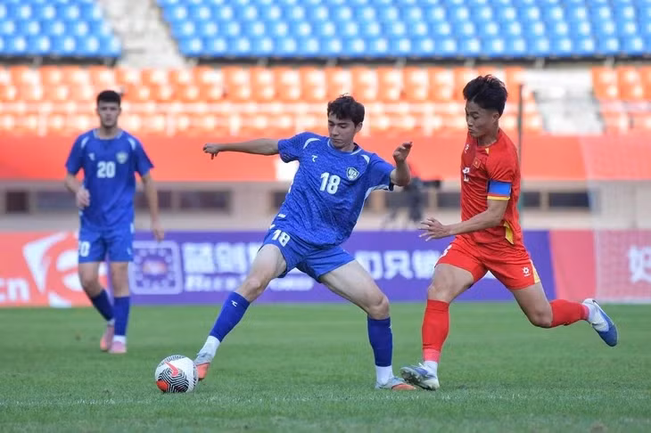Văn Trường (phải) trong trận thua U22 Uzbekistan - Ảnh: UFA