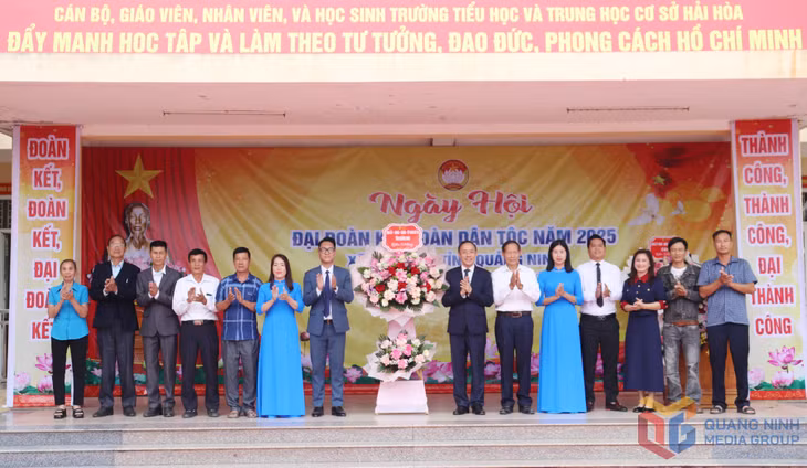 Đồng chí Dương Mạnh Cường, Ủy viên Ban Thường vụ Tỉnh ủy, Chánh Văn phòng Tỉnh ủy tặng hoa chúc mừng Ngày hội Đại đoàn kết toàn dân tộc xã Hải Hòa.