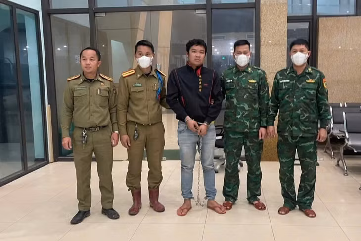 Công an Lào bàn giao đối tượng Tạ Văn Duyên cho Biên phòng cửa khẩu quốc tế La Lay. Ảnh: Biên phòng Quảng Trị