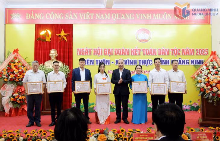 Lãnh đạo xã Vĩnh Thực trao bằng công nhận các thôn đạt danh hiệu 